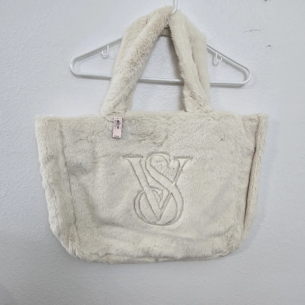 NWT Victoria Secret Beige Soft Zip Shoulder Tote - Picture 1 of 7
